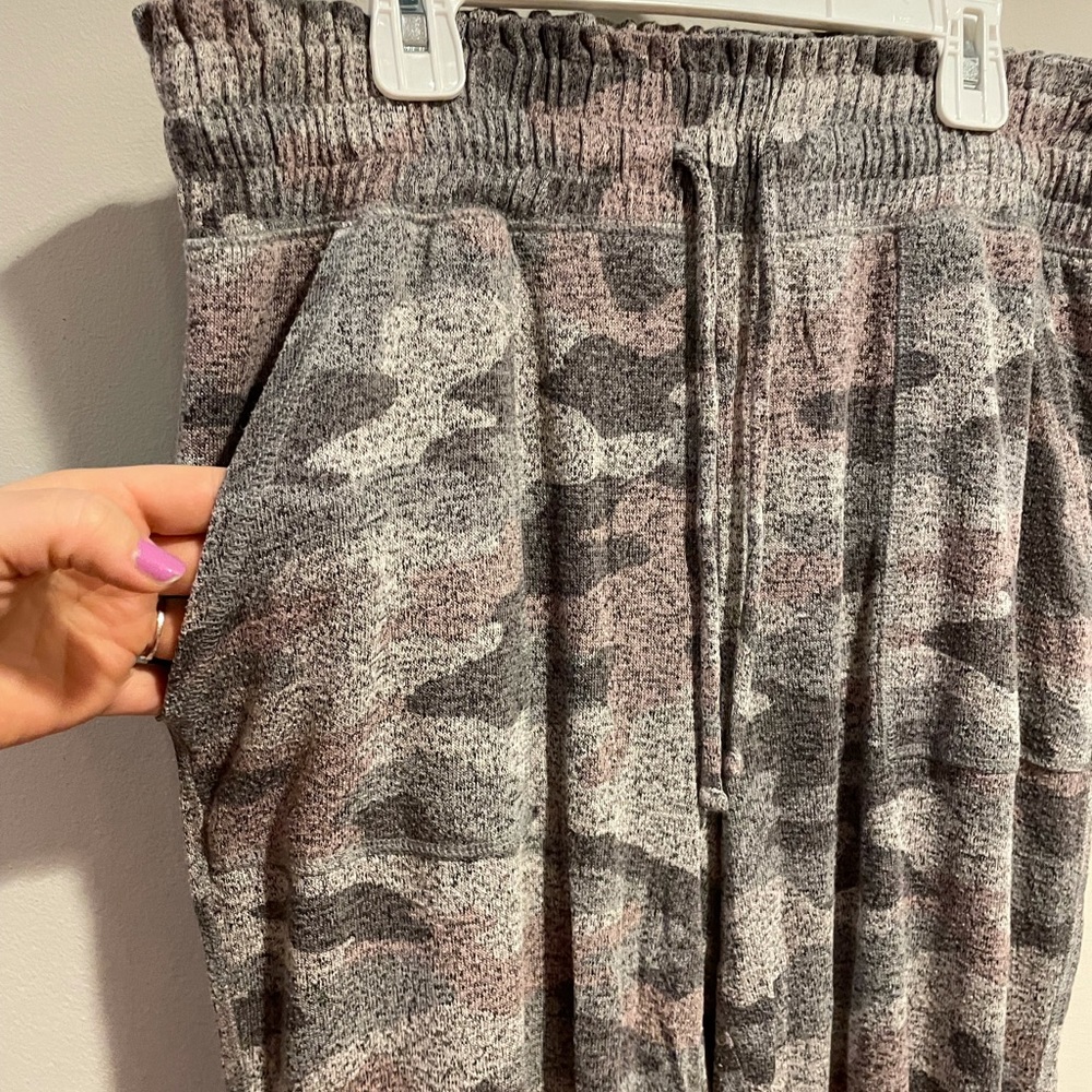 Camo women’s lounge pant sz L